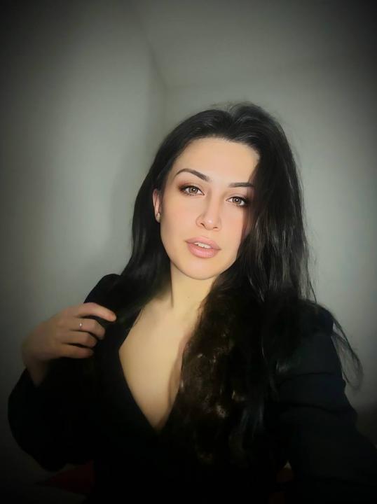 Webcam chat profile for Ellisol: Legs, feet & shoes