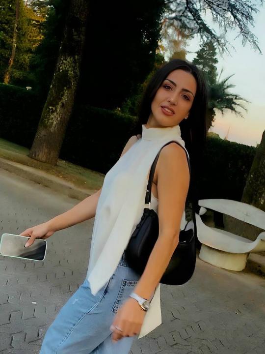 Webcam chat profile for Ellisol: Legs, feet & shoes