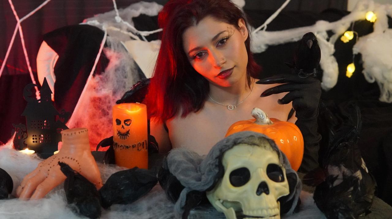 Webcam chat profile for LunaHart: Kissing