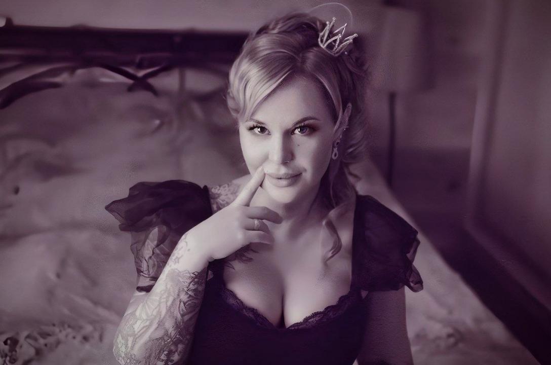 Webcam chat profile for MissTwinkle: Leather