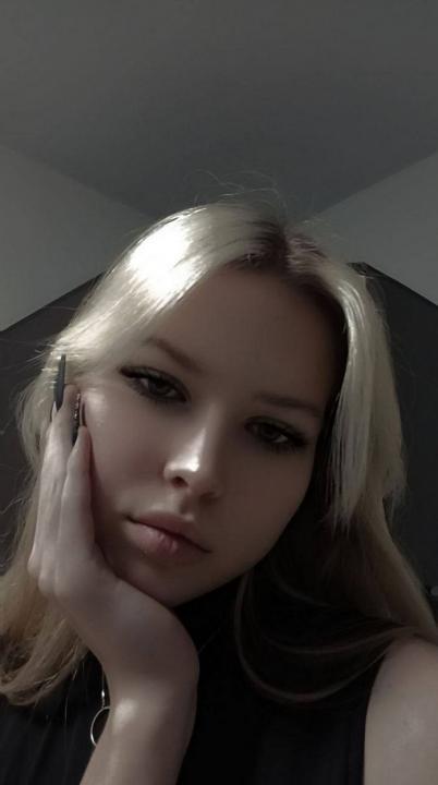 Webcam chat profile for TasyaAdams: Smoking