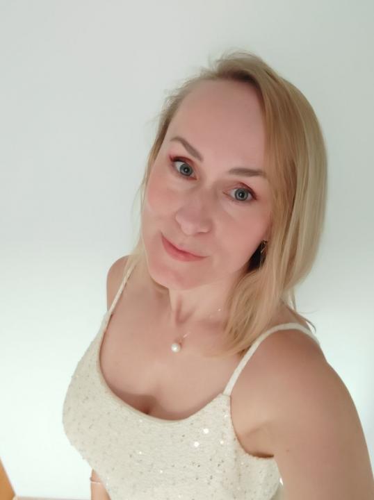 Webcam chat profile for AliceMay: Cooking