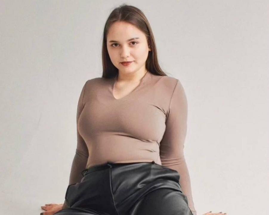 Webcam chat profile for LoraLove: Legs, feet & shoes