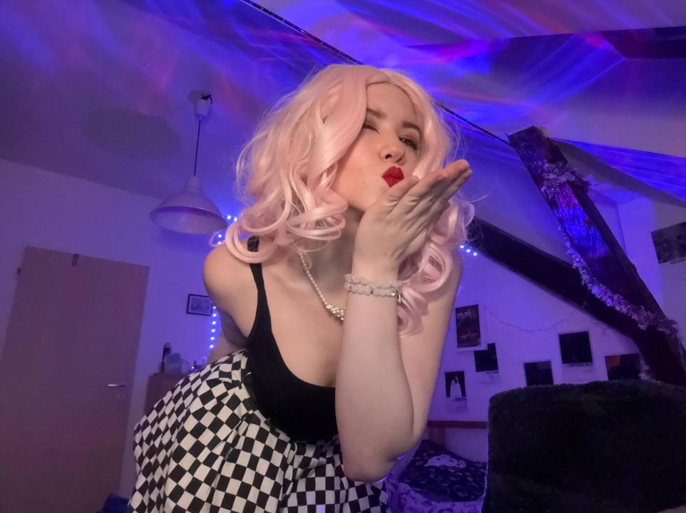 Webcam chat profile for EvaFoxxxy: Legs, feet & shoes