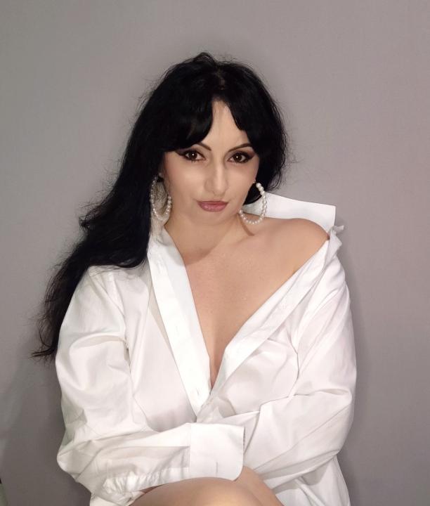 Webcam chat profile for Izida: Humor