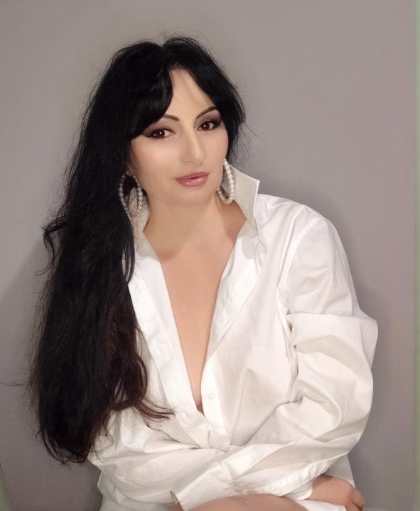 Webcam chat profile for Izida: Humor