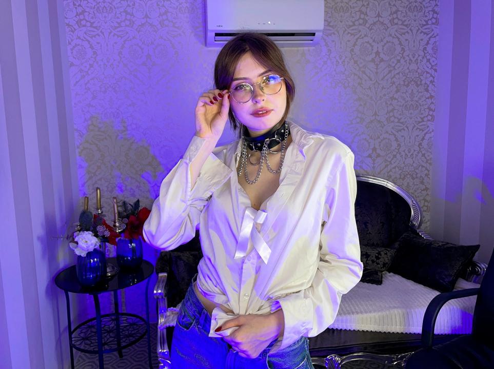 Webcam chat profile for GraceBlush: Nails