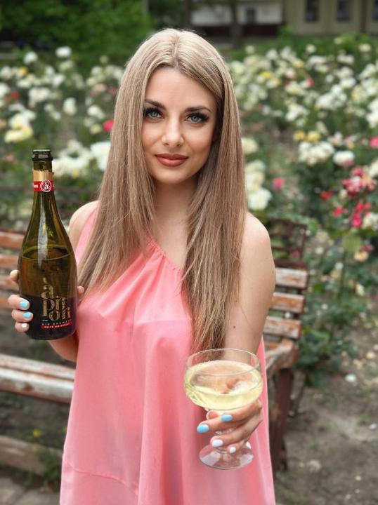 Webcam chat profile for SnowSpark: Nails