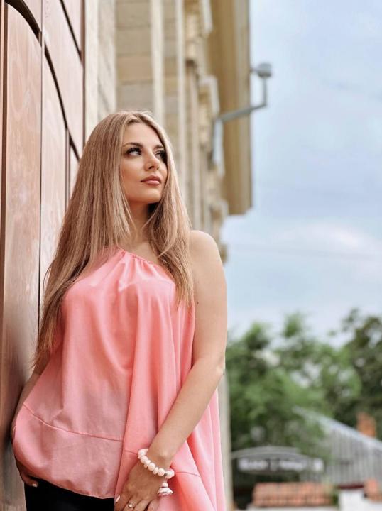 Webcam chat profile for SnowSpark: Nails