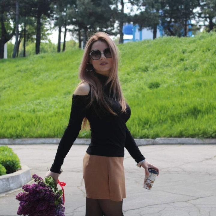 Webcam chat profile for SnowSpark: Nails