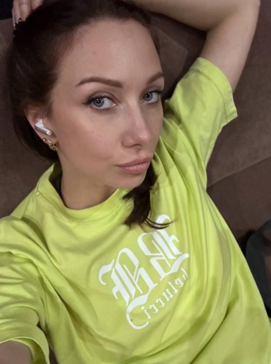 Webcam chat profile for Clarisse: Travel