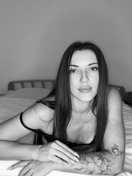 Webcam chat profile for SweetTi: Legs, feet & shoes