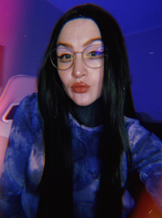 Webcam chat profile for MilkaMiuMiu: Smoking