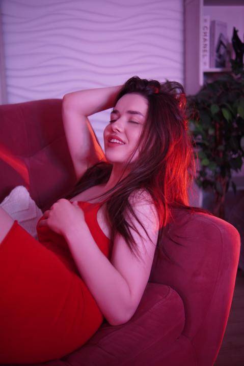 Webcam chat profile for Melanieneal: Nipple play