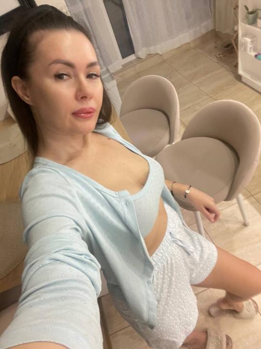 Webcam chat profile for Rina1