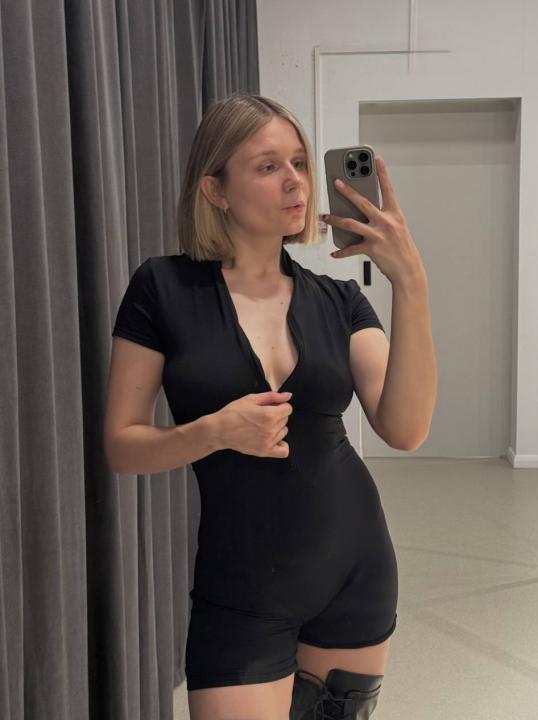 Webcam chat profile for HotChocolatte: Legs, feet & shoes