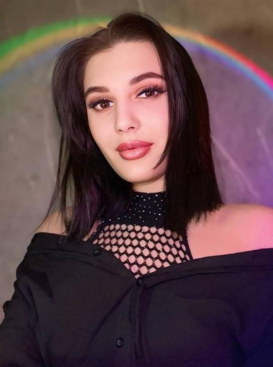 Webcam chat profile for Lintaniya: Ask about my Hobbies