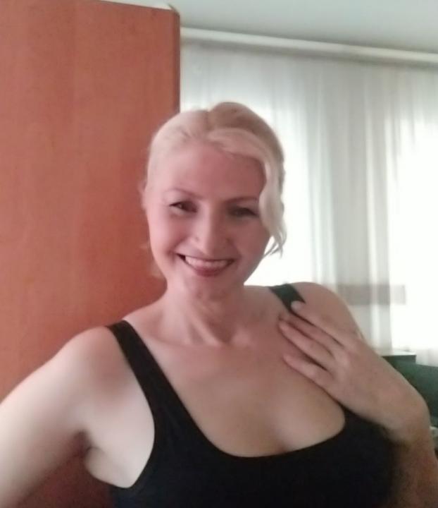 Webcam chat profile for TiaRoss: Ask about my other interests