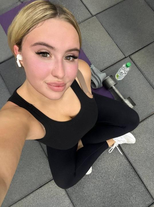 Webcam chat profile for LunaMia: Ask about my Hobbies