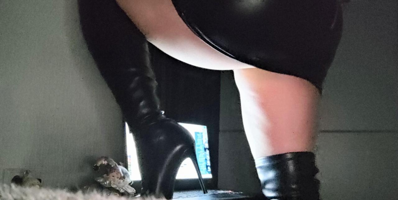 Webcam chat profile for 0001Brunette: Dominatrix