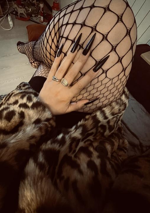 Webcam chat profile for iammmmiky: Legs, feet & shoes