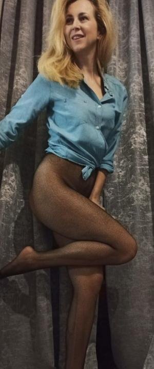 Webcam chat profile for SweettWomann: Legs, feet & shoes