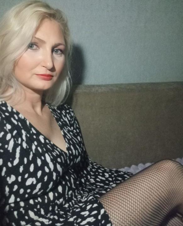 Webcam chat profile for TiaRoss: Ask about my other interests