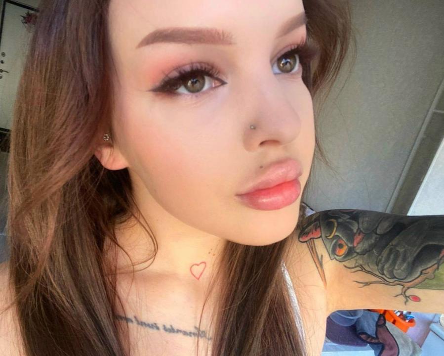 Webcam chat profile for OfeliaNox: Glasses