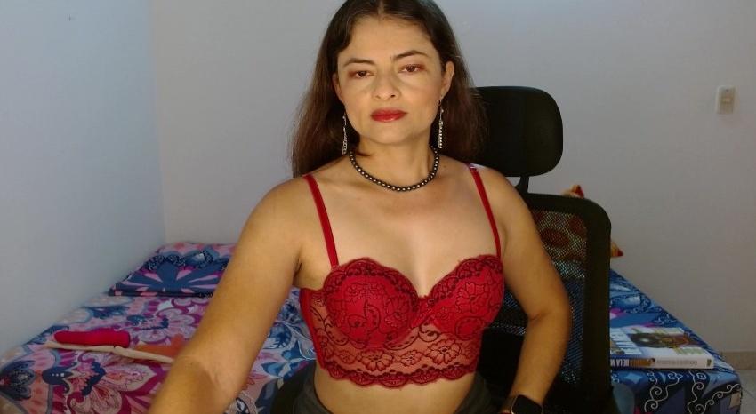 Webcam chat profile for IdaliaLux: Legs, feet & shoes