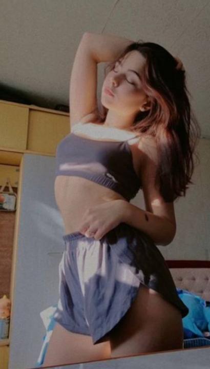 Webcam chat profile for HotQueen: Legs, feet & shoes