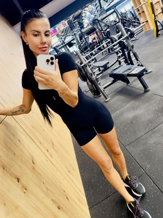 Webcam chat profile for Lyvona: Outfits