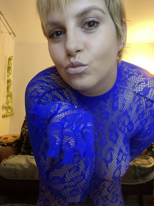 Webcam chat profile for iammmmiky: Legs, feet & shoes