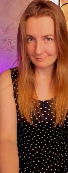 Webcam chat profile for MeggySun: Legs, feet & shoes