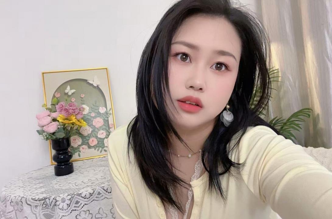 Webcam chat profile for Lrenelvy: Legs, feet & shoes