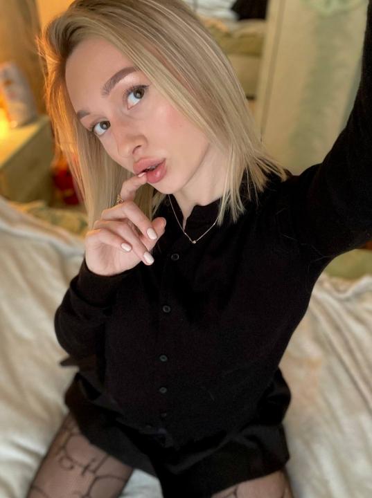 Webcam chat profile for HotttAngelll: Leather