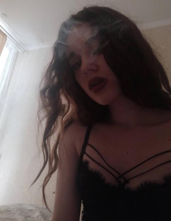 Webcam chat profile for AromaTender: Outfits