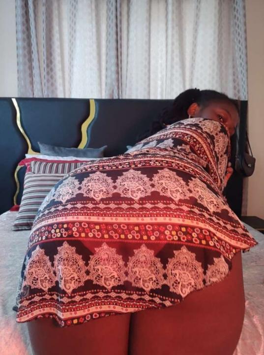 Webcam chat profile for LaylaH: Legs, feet & shoes