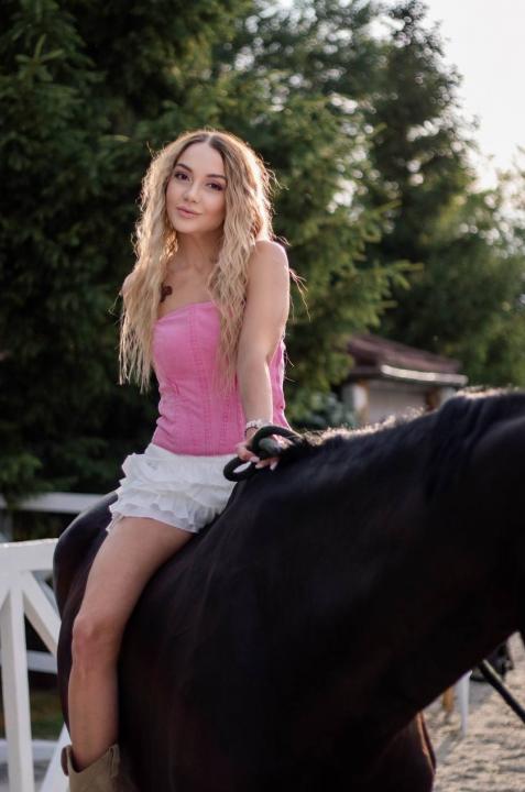 Webcam chat profile for BoxingGirlX: Leather