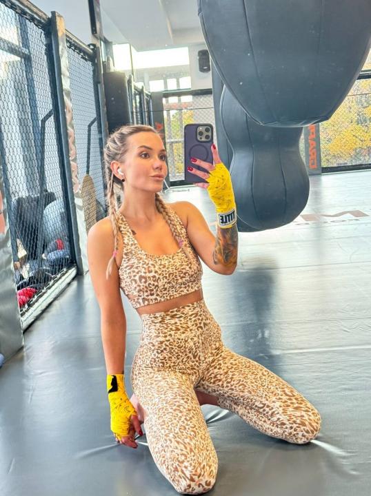 Webcam chat profile for BoxingGirlX: Leather