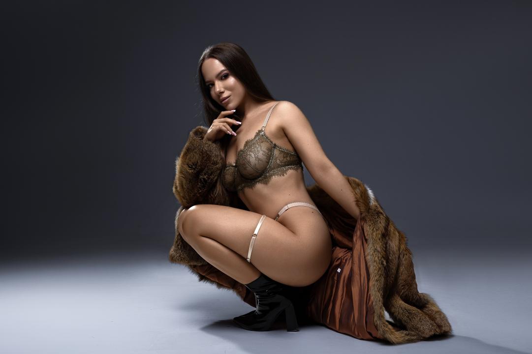 Webcam chat profile for YourBarbieLove: Leather