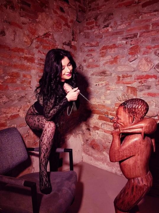 Webcam chat profile for EvaLevine: Dominatrix