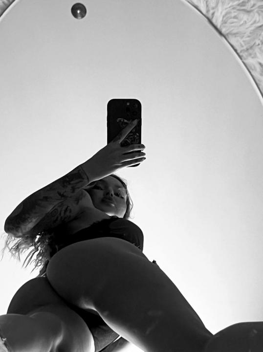 Webcam chat profile for Elinkawithlove: Dancing