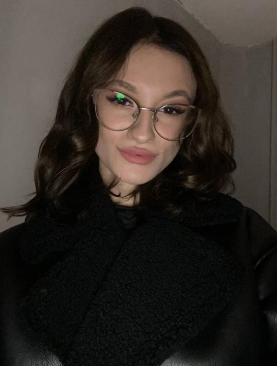 Webcam chat profile for Lunna: Ask about my Hobbies