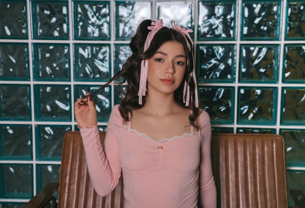 Webcam chat profile for EmmieWren: Legs, feet & shoes