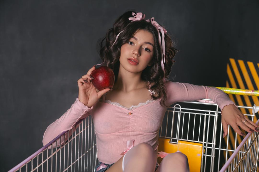 Webcam chat profile for EmmieWren: Legs, feet & shoes