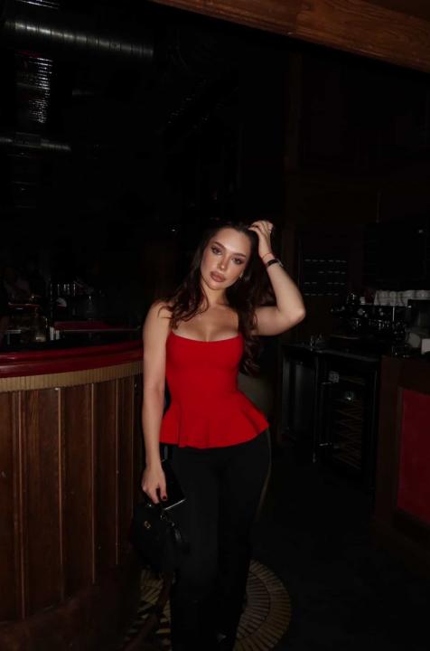 Webcam chat profile for SoloMade: Outfits