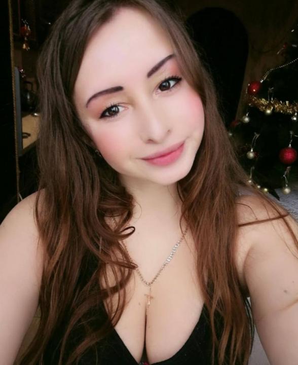 Webcam chat profile for Elsa98: Kissing