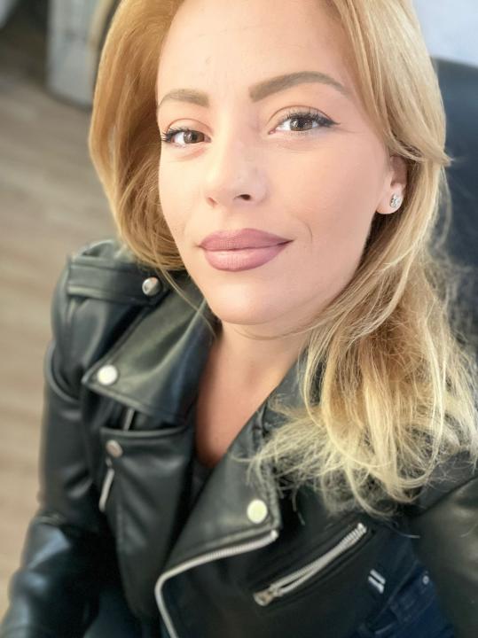 Webcam chat profile for SingleLady: Outfits