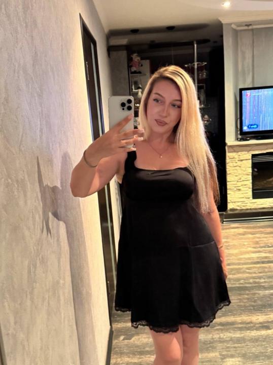 LIVE VideoChat with Rowena