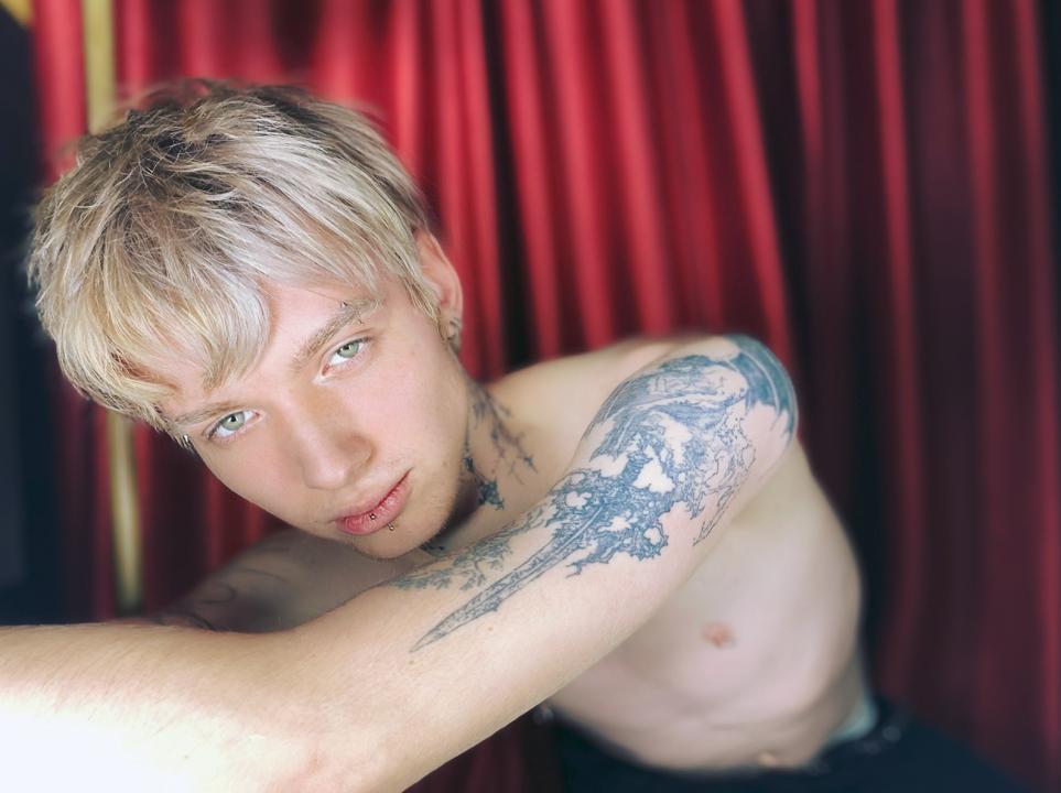 Webcam chat profile for TravisClass: Kissing